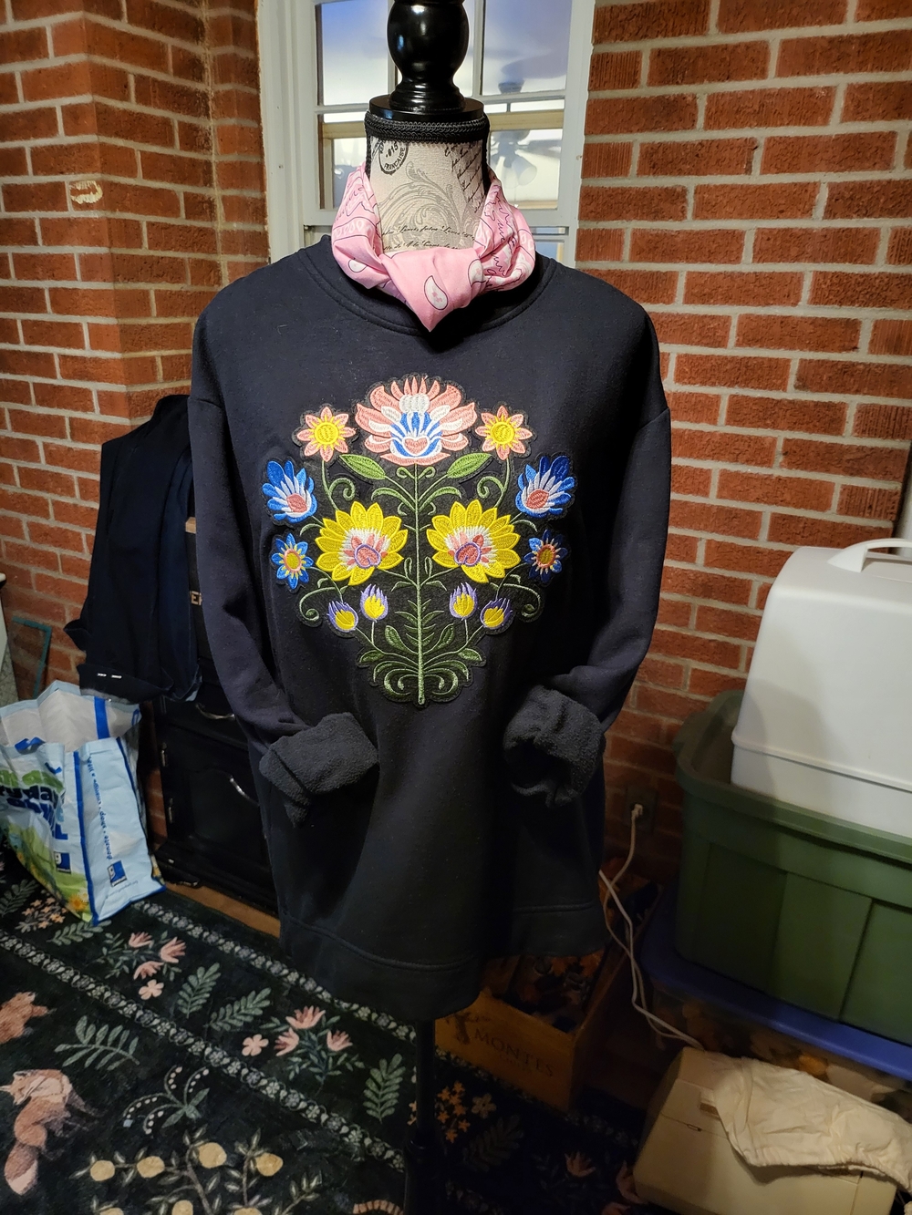 Black Floral Embroidered Sweatshirt - ORVIS Sweatshirt .